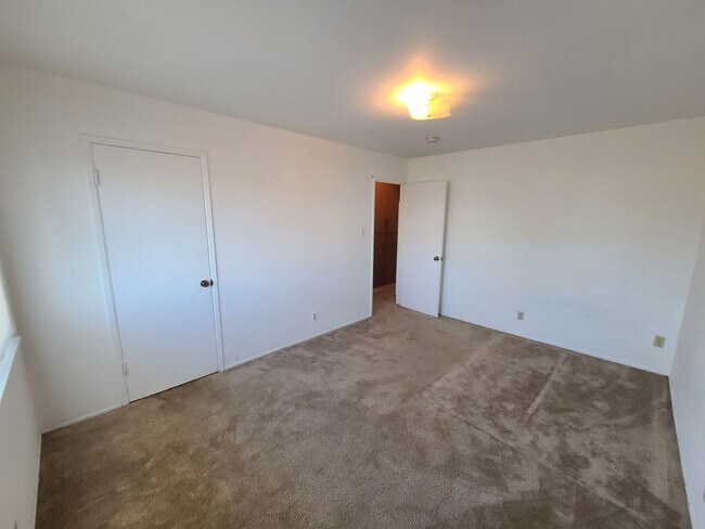 Building Photo - Utilities Paid! 3 Bedroom Apartment with G...