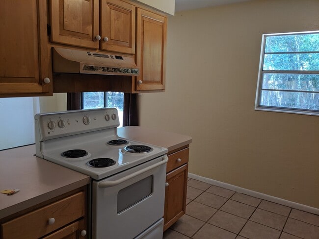 Building Photo - 4-bedroom, 2-bath home on University Ave next to UF