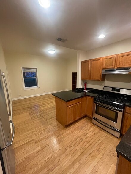 Building Photo - 5120 N Kenmore Ave