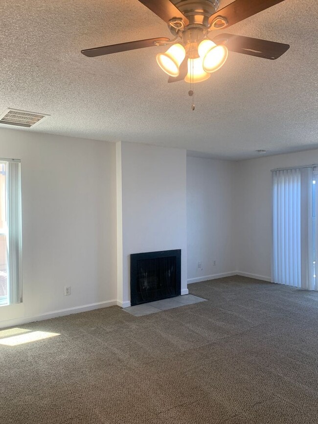 Building Photo - Lovey Townhome In Clovis!