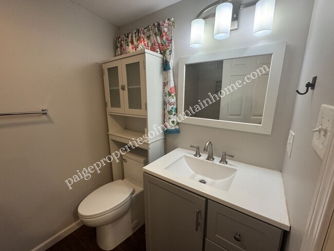 Building Photo - Charming 3 bed, 2 bath off Hwy 5 South
