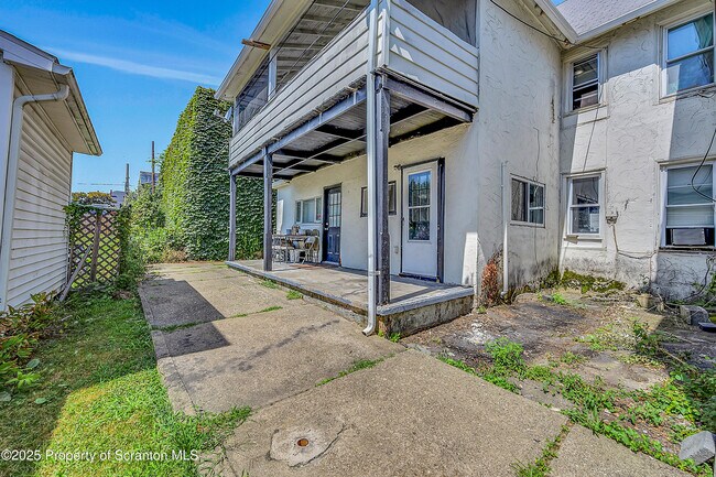Primary Photo - 1009 Washburn St