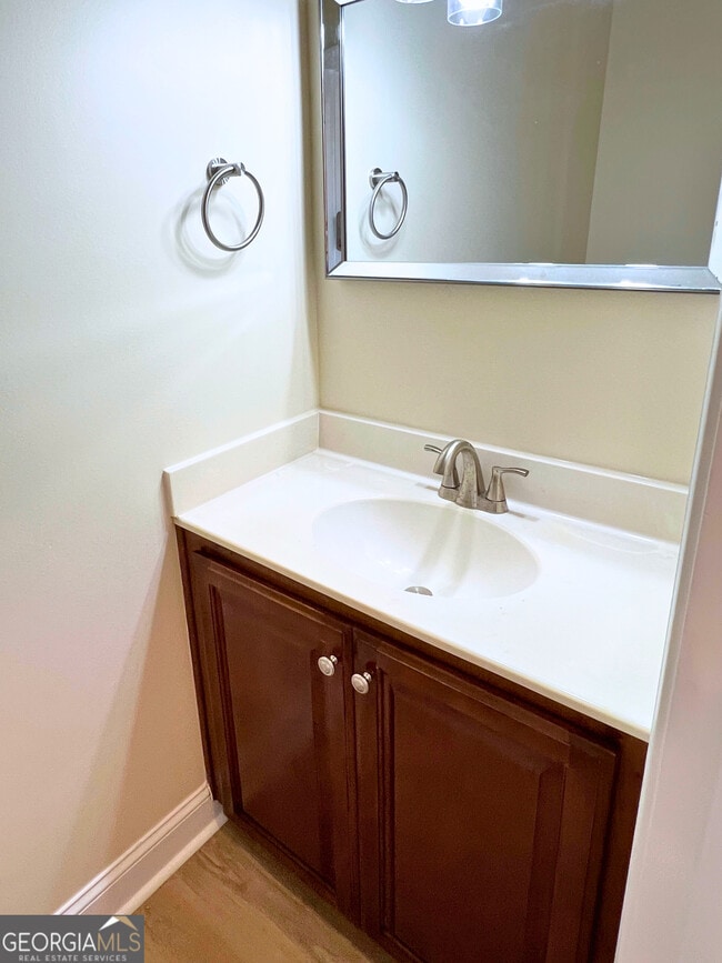 Building Photo - 818 Davis Ave