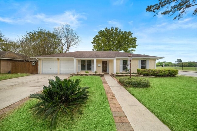 Building Photo - 5802 Effingham Dr