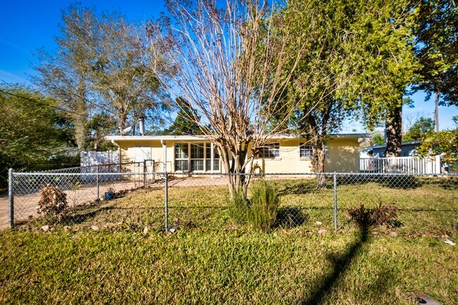 Building Photo - 3023 Lorman Dr
