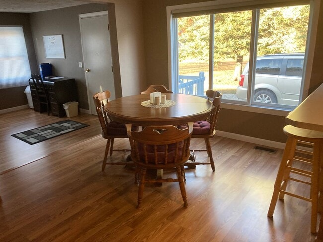 Building Photo - Turnkey 1BR Retreat | Fireplace, Trails, &...