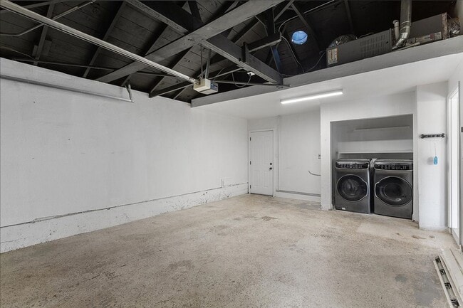 Building Photo - 4052 Huntington St