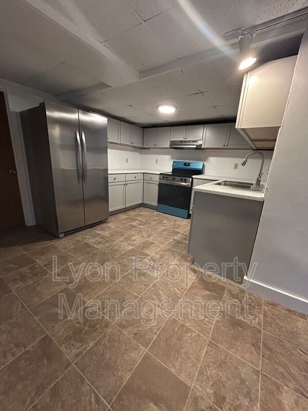 Building Photo - 1495 Ten Rod Rd