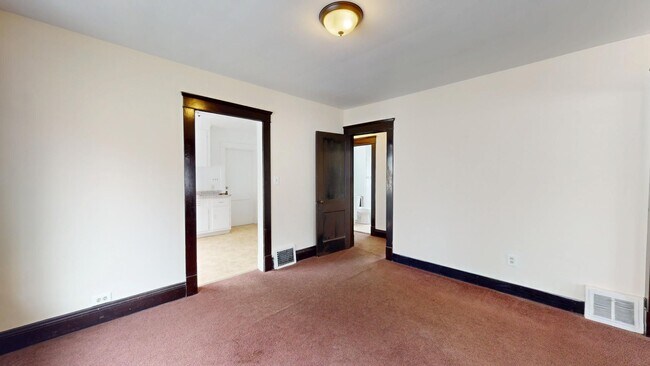 Building Photo - 2 bedroom/1 bath (upper unit)- 1ST MONTH FREE IF LEASE SIGNED BY 10/15