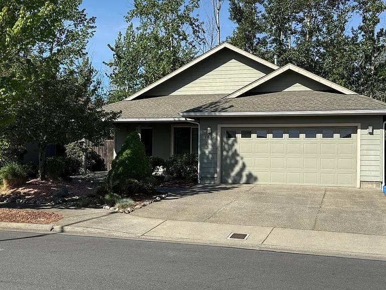 Building Photo - 1672 SW Waterstone Dr