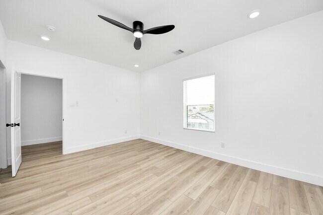 Building Photo - 801 E 32nd 1/2 St