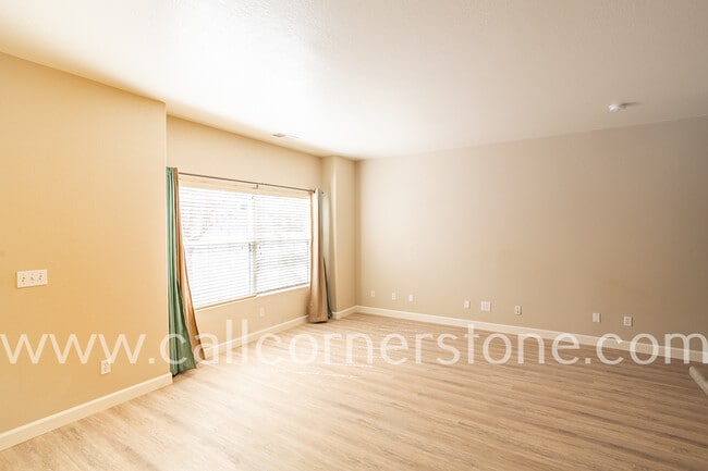 Building Photo - 973 Mountain Crest View