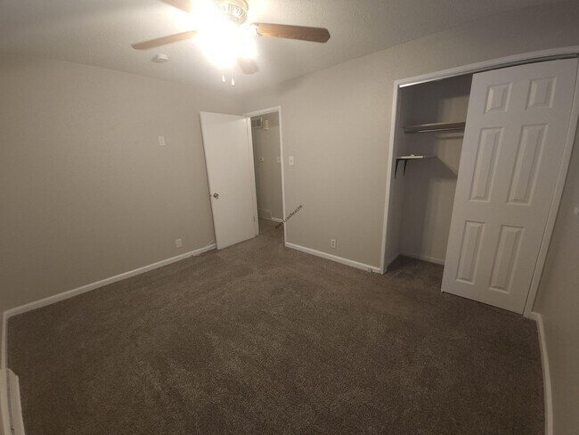 Building Photo - Charming & Comfortable Home in North County St. Louis