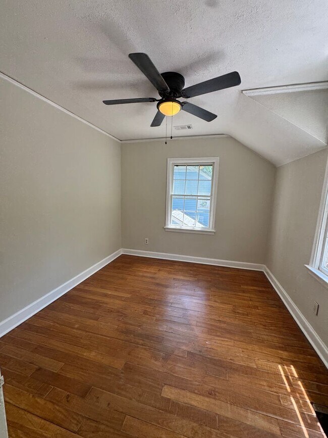 Building Photo - Large spacious home