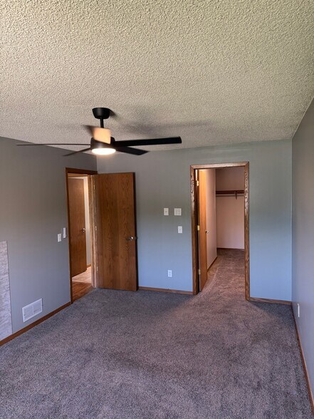 Building Photo - 11139 Edgewood Cir N