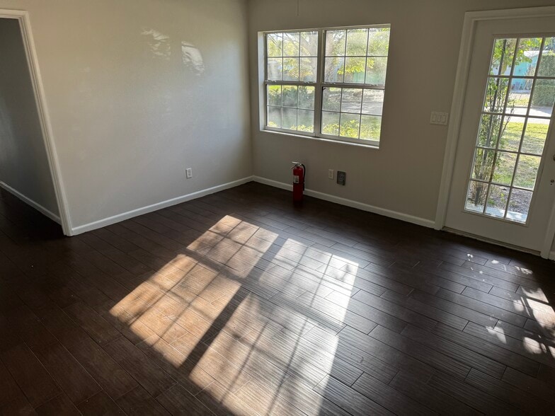 Living room area - 2848 Chantilly Ave