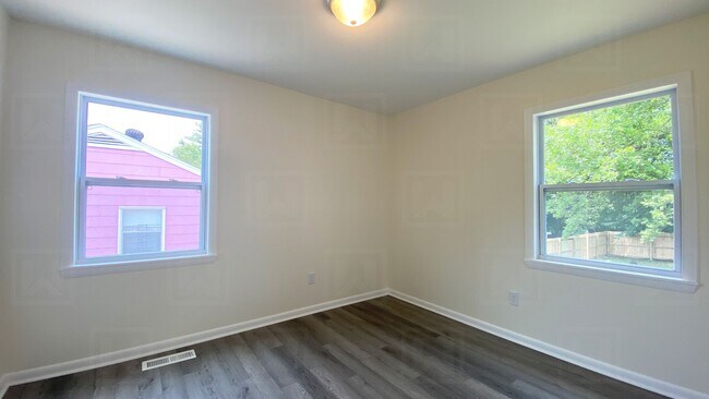 Building Photo - 2-Bed Home in Oakridge Community - Renovated