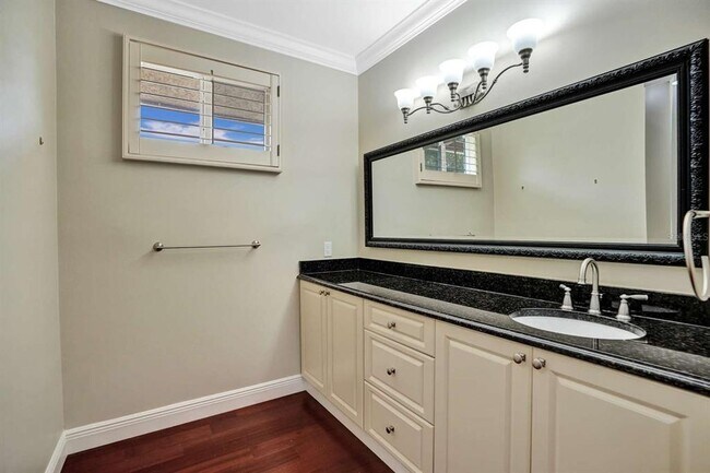 Building Photo - 2527 Lakes Dr