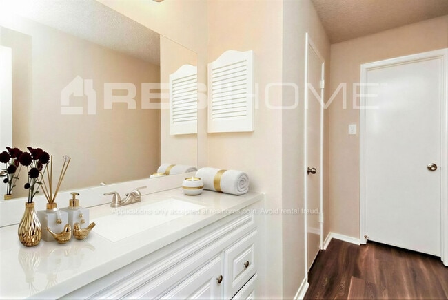 Building Photo - 6330 Dellfern Dr