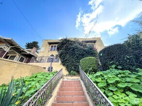 Building Photo - Echo Park Lake Old-School cool with modern...