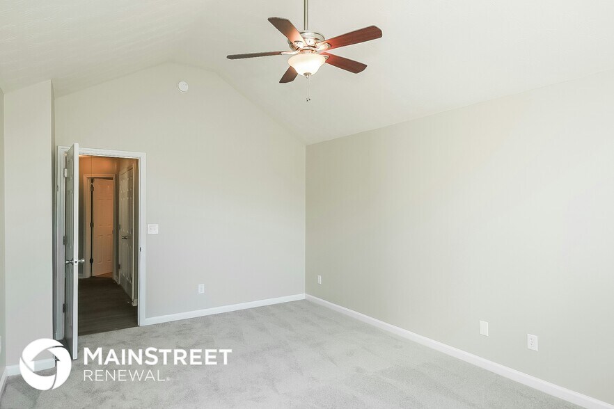 Building Photo - 3230 Diamond Blf