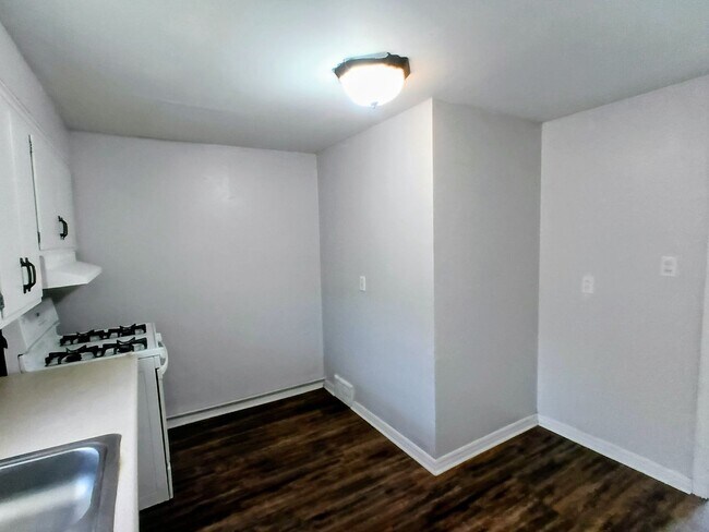 Building Photo - Epperly Heights School- *PROMO FIRST FULL MONTH FREE!