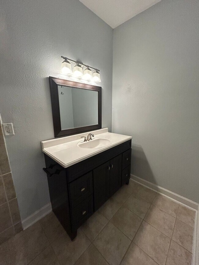 Building Photo - Charming 3 Bedroom, 1 Bath Home – 1,440 Sq...
