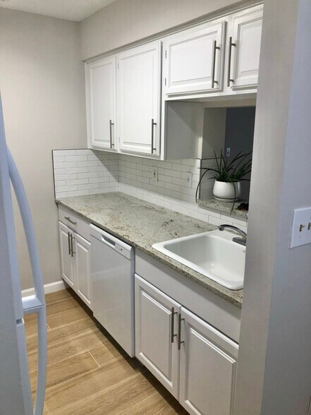 Building Photo - 2210 Ravens Crest Dr