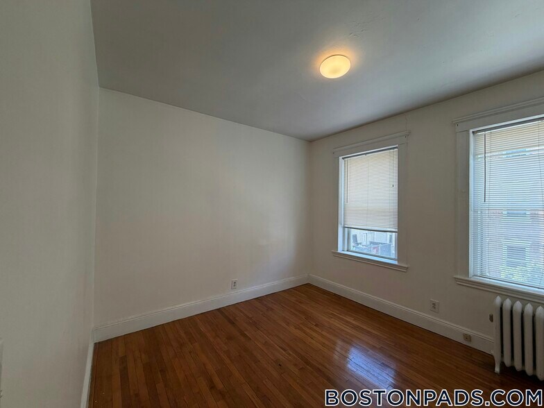 Building Photo - 229 Kelton St