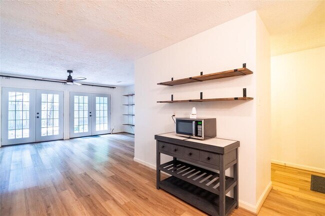 Building Photo - 2717 S Millbend Dr