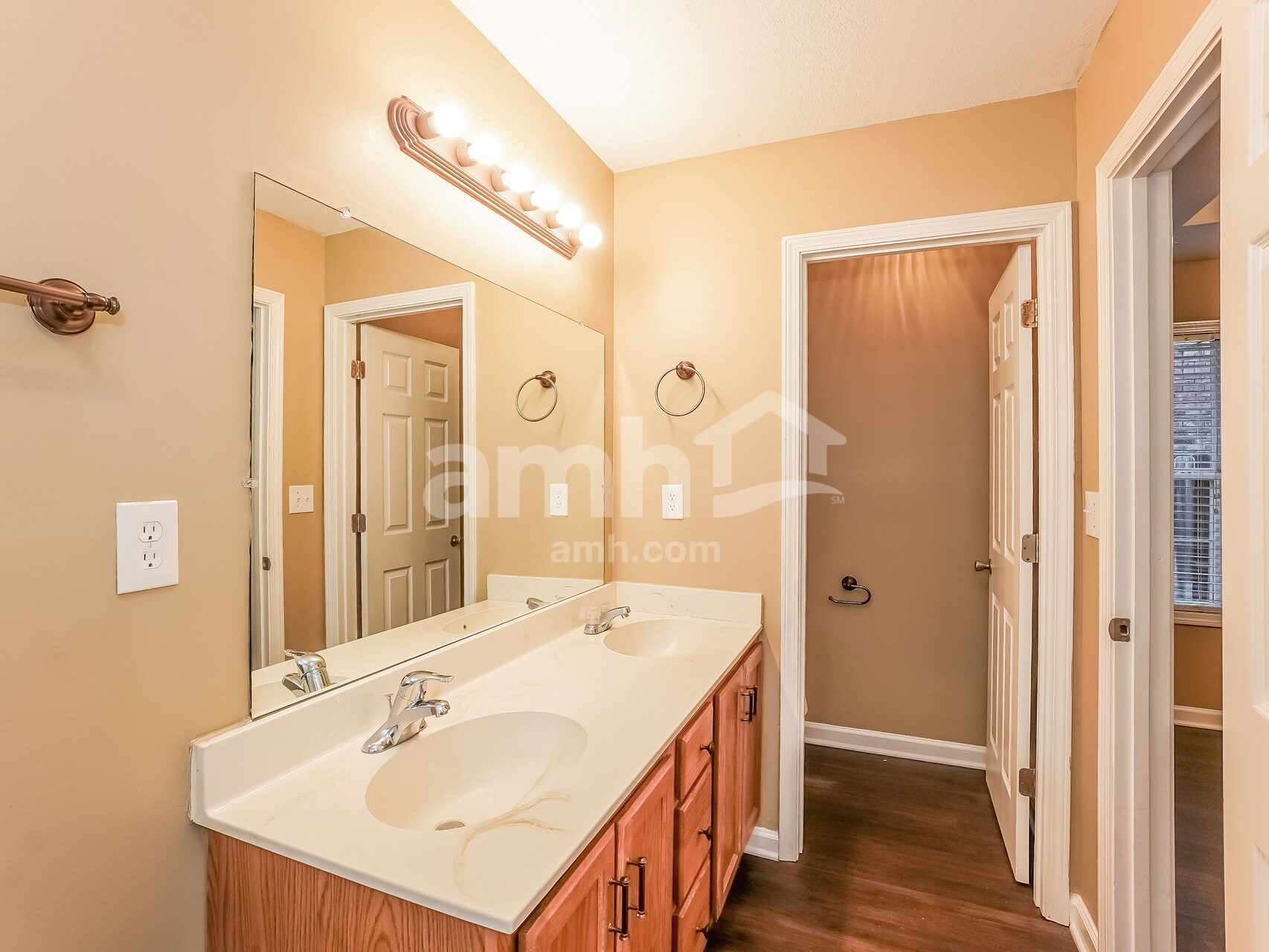 Building Photo - 1006 Hendricks Ct