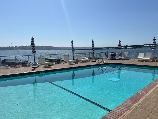 Building Photo - Lake Washington waterfront living with lak...