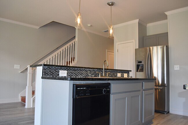 Building Photo - Freshly updated 3 Bedroom 2.5 Bath Townhouse 1 Car Garage available 3/1