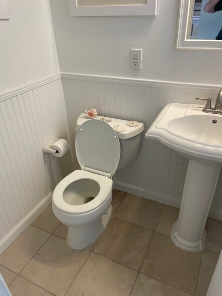 Half bathroom - 1001 SE 16th St