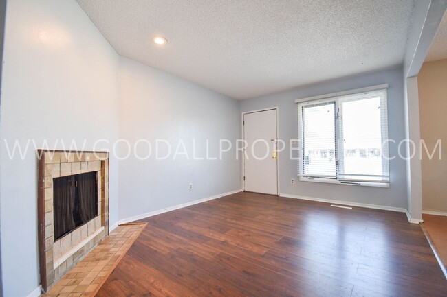 Building Photo - 2 Bedroom 1 bath duplex with unfinished ba...