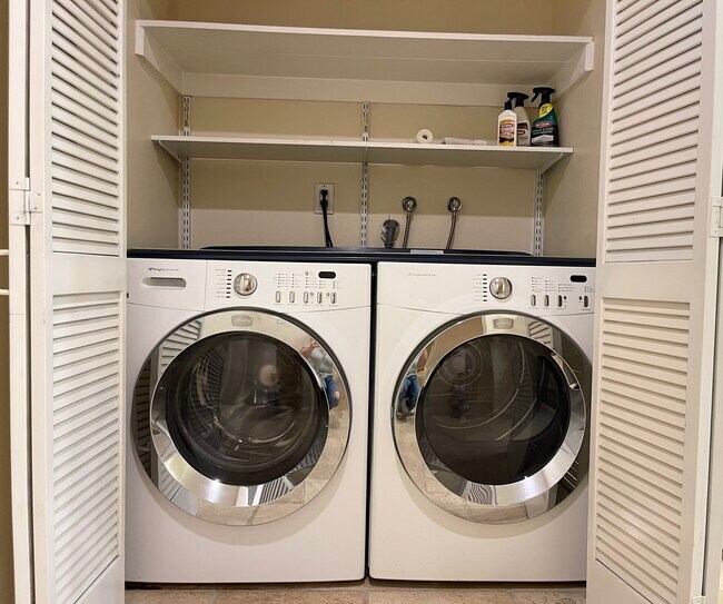 Washer and Dryer in-unit - 13331 Moorpark St