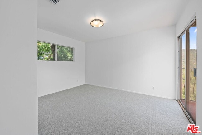 Building Photo - 2492 Banyan Dr