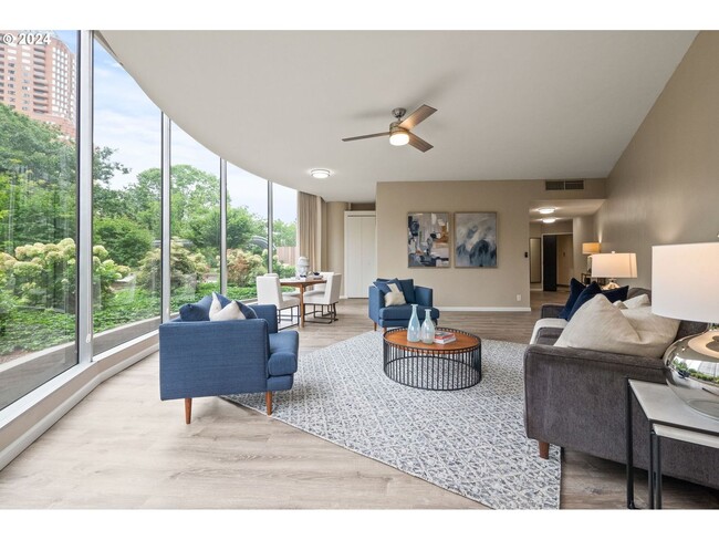 Building Photo - Spacious Portland Plaza Condo with Washer/...