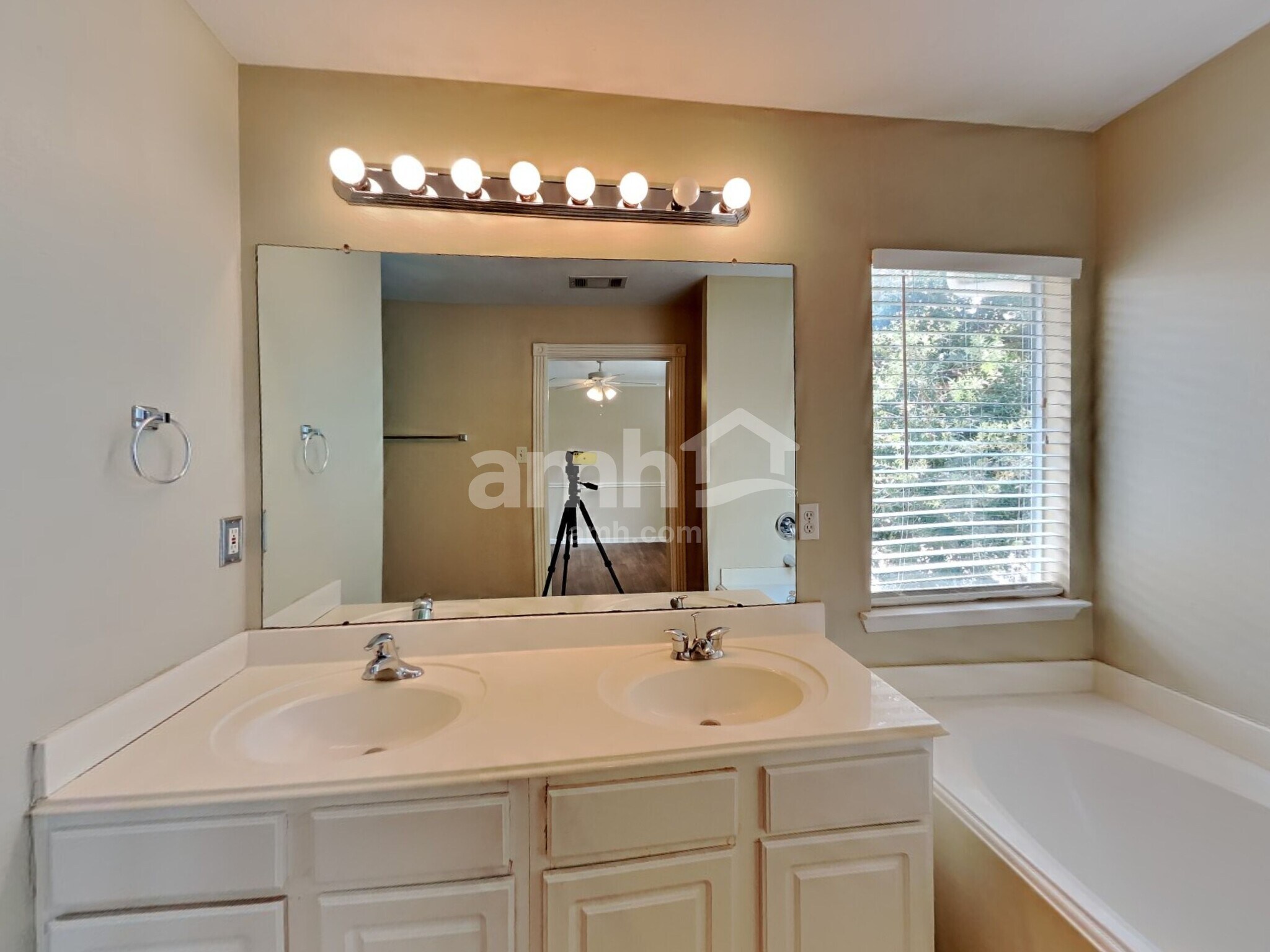 Building Photo - 20930 Grovedale Dr