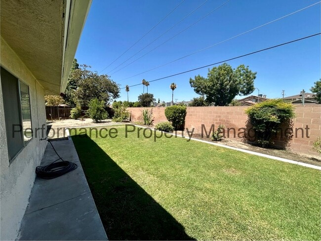 Building Photo - Beautiful 4 Bed/2 Bath 55+ Home w/ RBP & S...