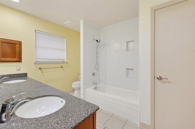 Building Photo - 21623 Crescent Heights St