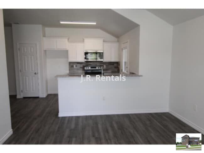 Building Photo - 118 Wind Ridge Dr