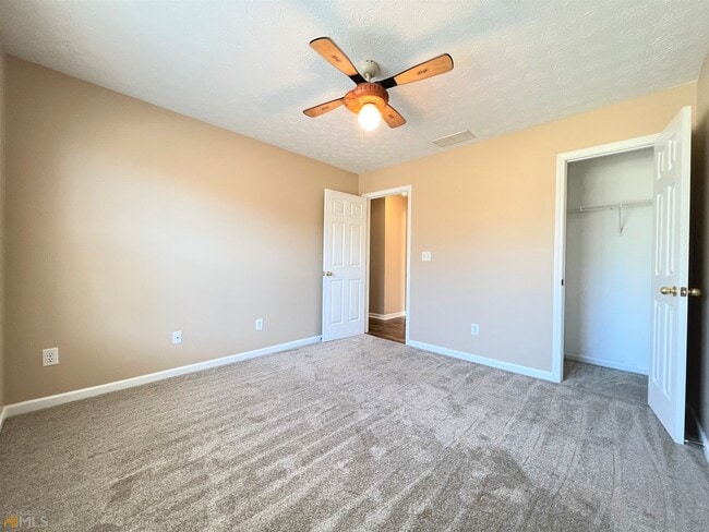 Building Photo - 7235 Coral Lake Dr