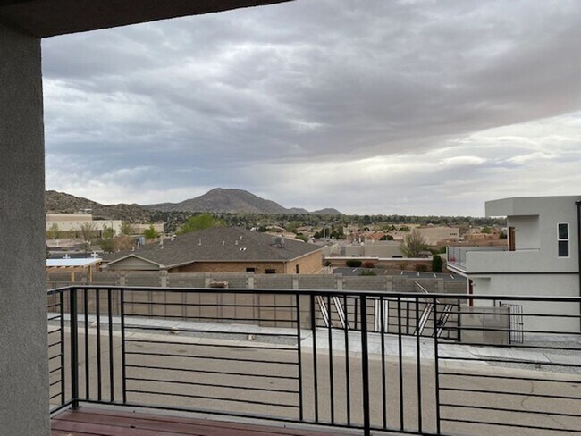 Building Photo - Modern 3 Br., 2.5 Ba., in NE Albuquerque