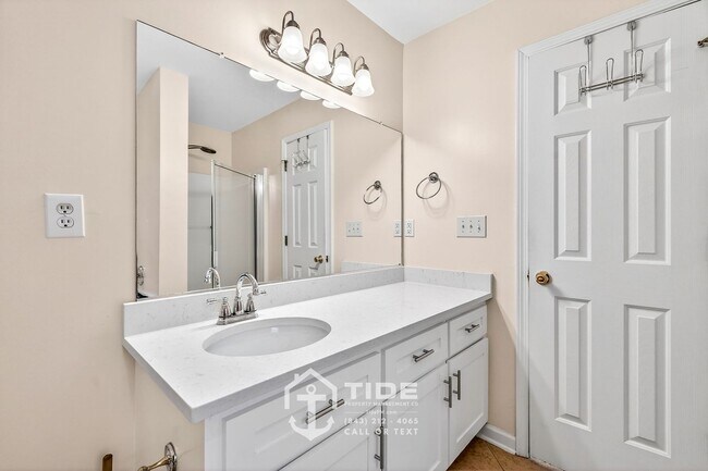 Building Photo - Modern Comfort in North Charleston