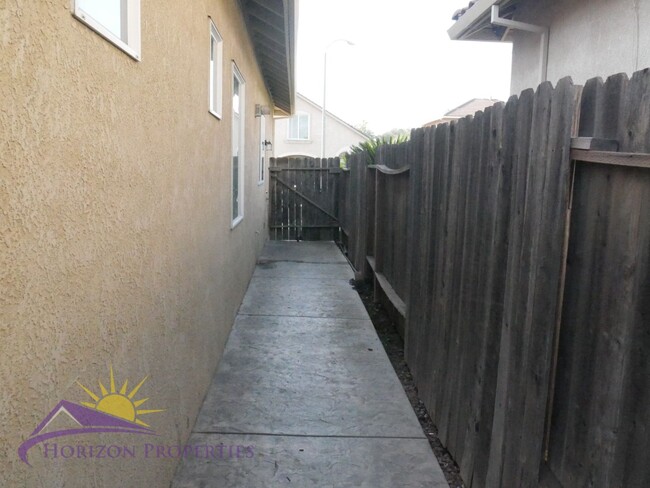 Building Photo - Bright 3 Bed 2.5 Bath 1,840 Sq. Ft. Fair O...