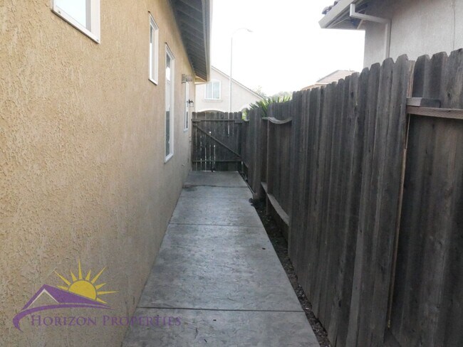 Building Photo - Bright 3 Bed 2.5 Bath 1,840 Sq. Ft. Fair Oaks Home