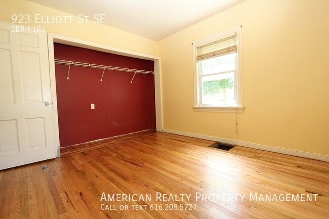 Building Photo - 923 Elliott St SE