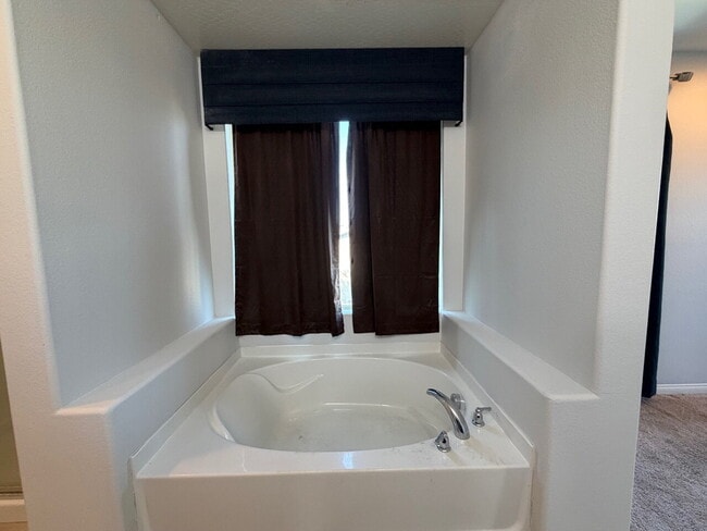 Building Photo - 4 BED 2.5 BATH 2 CAR GARAGE SINGLE FAMILY HOME W/ FULLY LANDSCAPED BACKYARD. THIS WAS FORMER MODE...