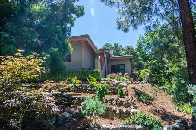 Building Photo - Beautifully Updated Private Guest House wi...